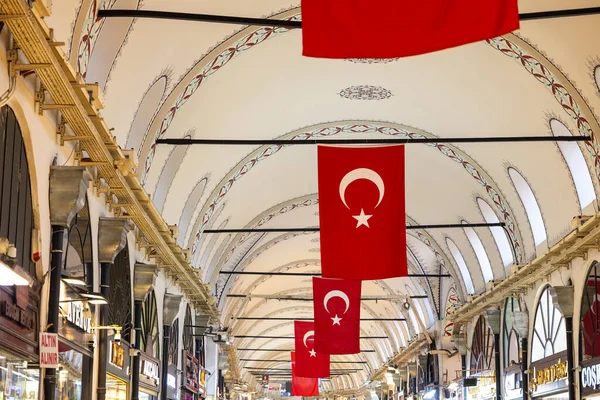 İstanbul 'daki tarihi büyük çarşıda zarif sedirlerin altında Türk bayrakları asılıydı. Bu resim Türk kültürünü, ulusal kimliğini, geleneksel ticareti, turizmi ve ikonik Orta Doğu mimarisini temsil etmektedir..