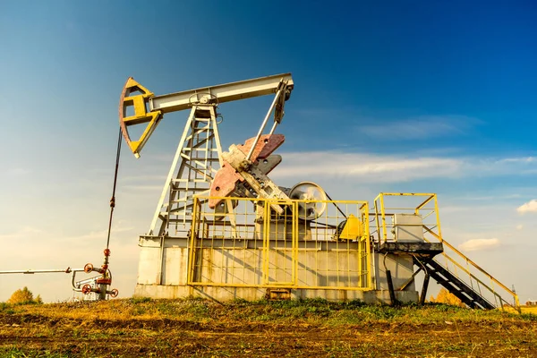 Bomba de óleo de trabalho. Equipamento da indústria petrolífera. Campos de petróleo. — Fotografia de Stock