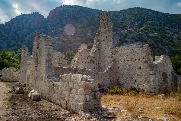 Akdeniz kıyısındaki Lycian yolunda yer alan antik Olimpos kentinin taş duvarları. Kemer, Cirali, Türkiye