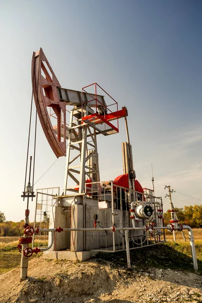 Čerpadlo. Zařízení ropného průmyslu. Olejové pole. — Stock fotografie