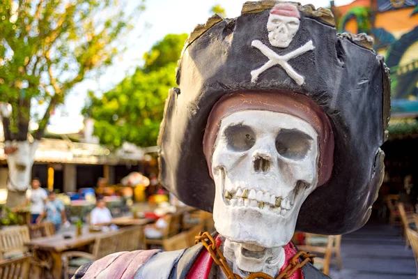 Jolly Roger. Korsan şapkalı kafatası. Yakın çekim görüntüsü. Metin için boşluk.