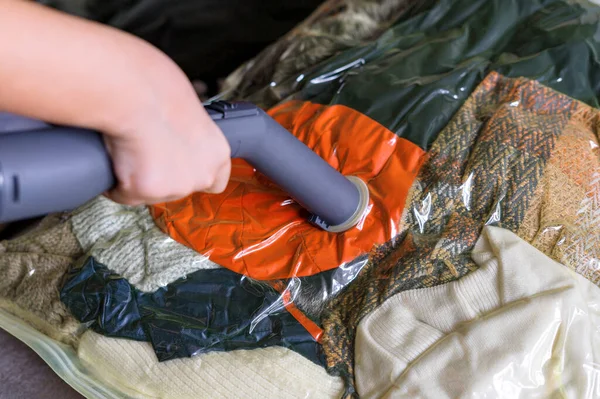 Depolama ve taşımacılık için vakum ambalajı. Sıkıştırılmış plastik torba..
