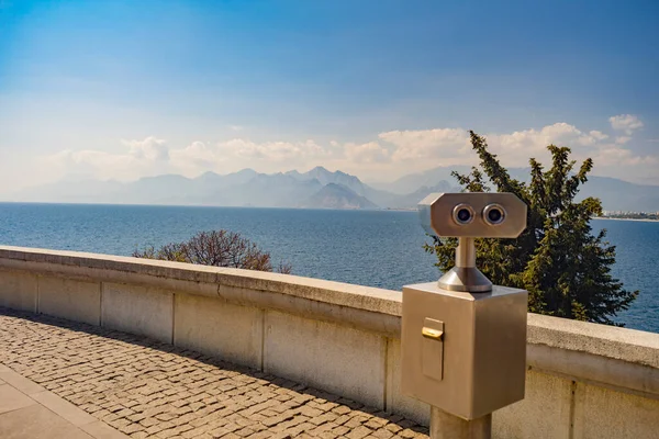 Egy városnéző teleszkóp a megfigyelési pontnál. Antalya, Törökország. A szöveg helye. — Stock Fotó