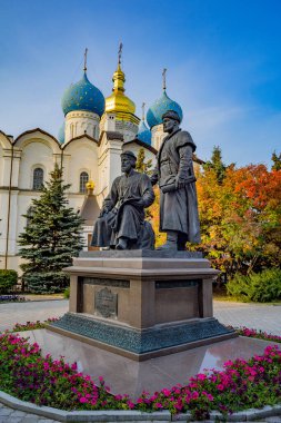 Sonbahar akşamı Kazan Kremlin 'in mimarları için yapılan anonslar ve anıtlar katedrali.