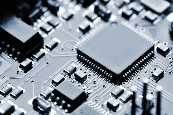 Componentes a bordo. PCB para PC. Chip, capacitor e conectores na placa-mãe de um computador pessoal. Contexto tecnológico moderno. — Fotografia de Stock