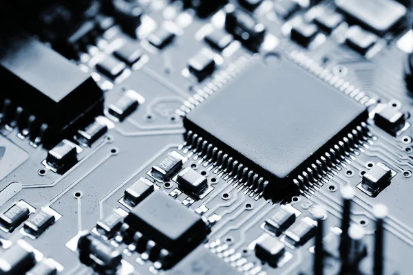 Bileşenler gemide. PCB 'den PC' ye. Çip, kapasitör ve kişisel bilgisayarın ana kartındaki bağlayıcılar. Modern teknolojik arka plan.