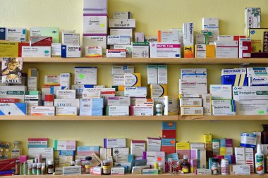 Brno - Çek Cumhuriyeti 17 Mart 2016 ilaçlar ve vitamin kutuları raflara ilaçların eczanelerde.
