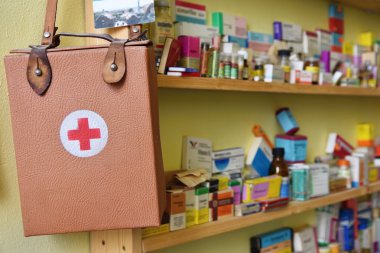 Brno - Çek Cumhuriyeti 17 Mart 2016 ilk yardım çantası. İlaçlar ve vitamin arka plan. Sağlık ve ilaç ihtiyaçları için uygundur..