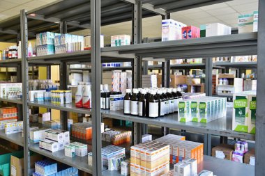 Brno - Çek Cumhuriyeti 17 Mart 2016 ilaçlar ve vitamin kutuları raflara ilaçların eczanelerde.