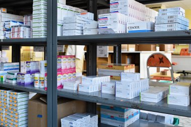 Brno - Çek Cumhuriyeti 17 Mart 2016 ilaçlar ve vitamin kutuları raflara ilaçların eczanelerde.