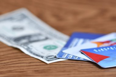 Kredi kartları ve para (dolar) üzerinde ahşap arka plan izole.