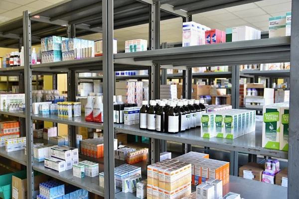 Brno - República Checa marzo 17, 2016 Medicamentos y vitaminas en farmacias Cajas de medicamentos en los estantes . — Foto de Stock