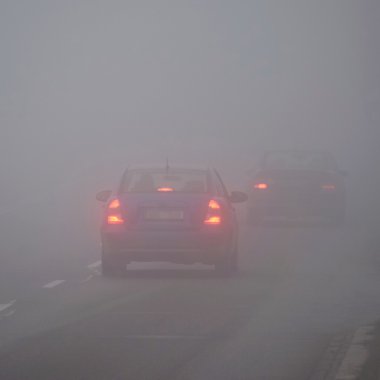 Siste arabalar var. Kötü kış havası ve yolda tehlikeli otomobil trafiği. Siste hafif araçlar.
