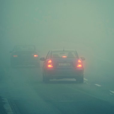 Siste arabalar var. Kötü kış havası ve yolda tehlikeli otomobil trafiği. Siste hafif araçlar.