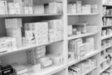 Eczanenin uyuşturucu rafları. İçi bulanık arka plan.