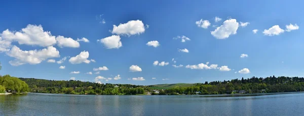 Vijver met bos en blauwe hemel met wolken. Brno Dam recreatie Tsjechië plek. Tsjechische stad Brno - Bystrc - Kninicky. — Stockfoto