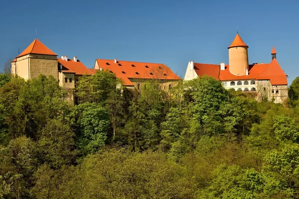Prachtige gotische burcht Veveri. De stad Brno op de dam van Brno. Zuid-Moravië - Tsjechië - Centraal-Europa. — Stockfoto