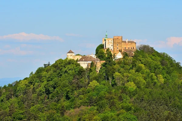 Mooie oude burcht Buchlov. Zuid-Moravië-Tsjechië-Europa. Lente landschap met bossen, de burcht en de blue sky. — Stockfoto