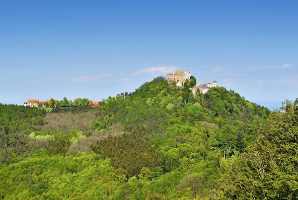 Bellissimo vecchio castello Buchlov. Moravia meridionale-Repubblica ceca-Europa. Paesaggio primaverile con boschi, castello e cielo blu . — Foto Stock