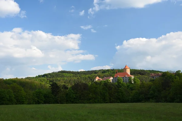 Bellissimo castello gotico Veveri. La città di Brno alla diga di Brno. Moravia meridionale - Repubblica ceca - Europa centrale. Paesaggio di primavera . — Foto Stock