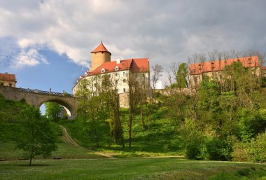 Güzel Gotik kale Veveri. City Brno Brno Barajı. South Moravia - Çek Cumhuriyeti - Orta Avrupa. Bahar manzara.