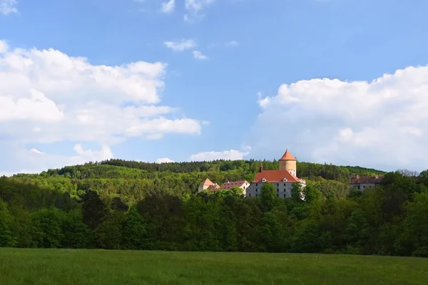 Nádherný gotický hrad Veveri. Město Brno na Brněnské přehradě. Jižní Morava - Česká republika - střední Evropa. Jarní krajina. — Stock fotografie