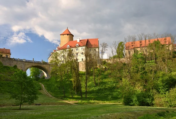 Piękny gotycki zamek Veveří. Miasta Brno Brno tamy. Południowe Morawy - Republika Czeska - środkowej Europie. Pejzaż wiosna. — Zdjęcie stockowe