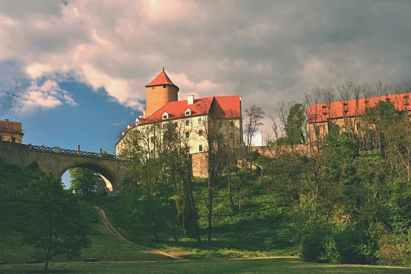 Όμορφη γοτθικό κάστρο Veveri. Η πόλη του Μπρνο στο Μπρνο φράγμα. Νότια Μοραβία - Τσεχία - Κεντρική Ευρώπη. Ανοιξιάτικο τοπίο. — Φωτογραφία Αρχείου