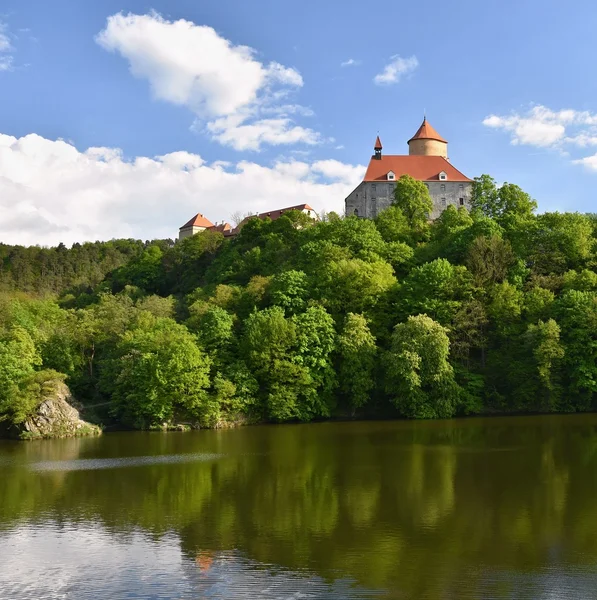 Prachtige gotische burcht Veveri. De stad Brno op de dam van Brno. Zuid-Moravië - Tsjechië - Centraal-Europa. Lente landschap. — Stockfoto