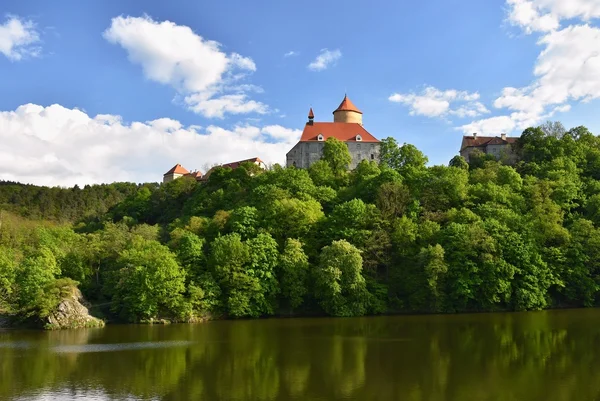 Prachtige gotische burcht Veveri. De stad Brno op de dam van Brno. Zuid-Moravië - Tsjechië - Centraal-Europa. Lente landschap. — Stockfoto