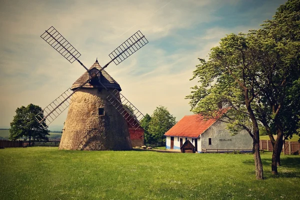 Eski Yeldeğirmeni - Çek Cumhuriyeti Avrupa. Bir bahçe ile güzel eski geleneksel mill house. Kuzelov - South Moravia'deki /.