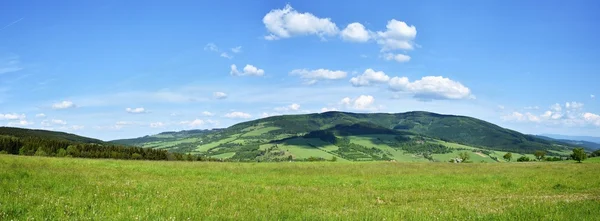 Piękny krajobraz w górach latem. Czechy - Białe Karpaty - Europa. — Zdjęcie stockowe