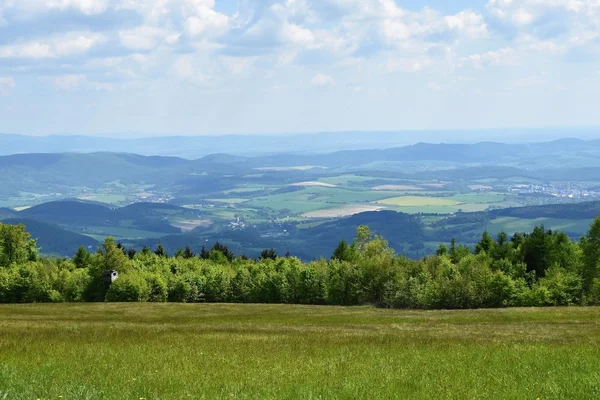 Dağlarda yaz aylarında güzel manzara. Çek Cumhuriyeti - beyaz Karpatlar - Europe.