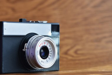 Ahşap arka plan üzerinde Rus eski analog fotoğraf makinesi.