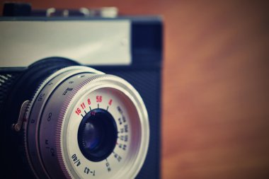 Ahşap arka plan üzerinde Rus eski analog fotoğraf makinesi.