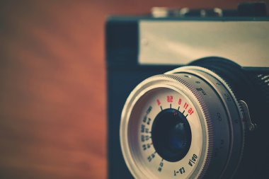 Ahşap arka plan üzerinde Rus eski analog fotoğraf makinesi.
