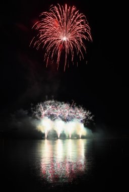 Su üzerinde güzel renkli havai fişek. Brno Barajı. Uluslararası Fireworks Yarışması Ignis Brunensis. Brno - Çek Cumhuriyeti - Europe.