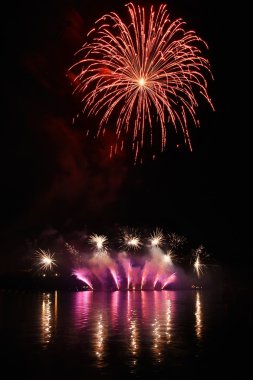 Su üzerinde güzel renkli havai fişek. Brno Barajı. Uluslararası Fireworks Yarışması Ignis Brunensis. Brno - Çek Cumhuriyeti - Europe.