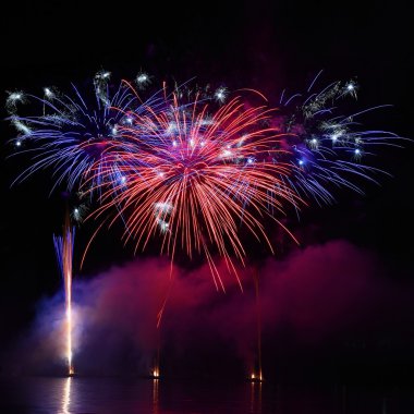 Su üzerinde güzel renkli havai fişek. Brno Barajı. Uluslararası Fireworks Yarışması Ignis Brunensis. Brno - Çek Cumhuriyeti - Europe.
