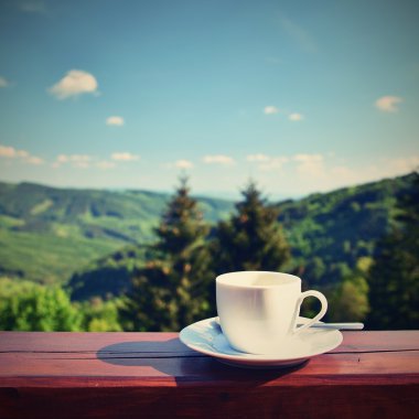 Bir güzel dağ manzara arka plan ile kahve sabah fincan. Dinlenme ve rekreasyon tatil.