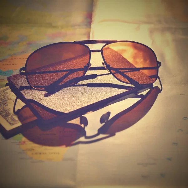 Gyönyörű nyári utazási koncepció. Napszemüveg útlevél. A nyári pihenés és nyaralás tervezés. — Stock Fotó