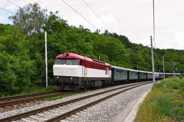 Güzel Çek yolcu treni ile küçük yük arabalar.