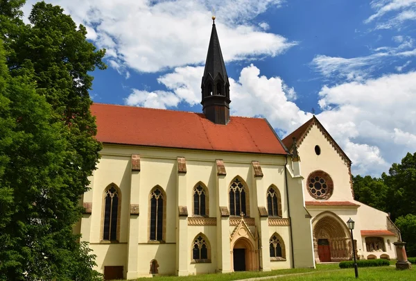 Porta coeli. gotisches Portal der romanisch-gotischen Basilika Mariä Himmelfahrt, Tschechische Republik, erbaut 1230 — Stockfoto