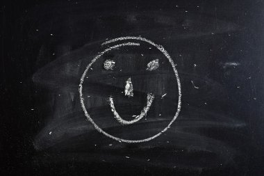 İşareti (smiley) bir tahtaya gülümse