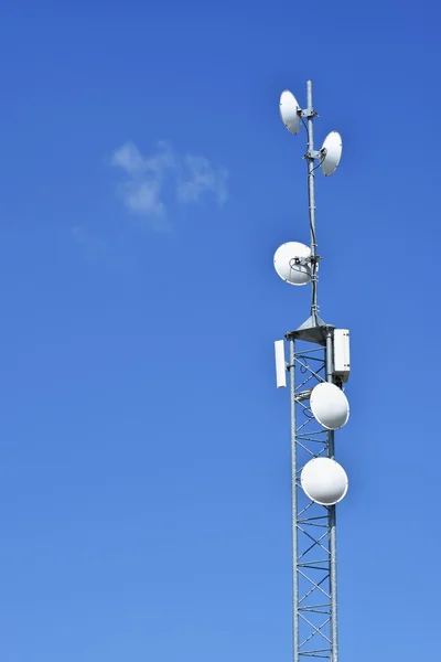 Tour de télécommunication. Antennes technologie sans fil avec ciel bleu — Photo