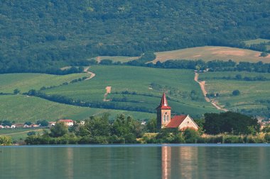 Gölün ortasındaki eski kilise ile ada. Manzara e altında. Çek Cumhuriyeti - South Moravian Region şarap bölgesi. Su tankı - yeni değirmen - Pasohlavky.