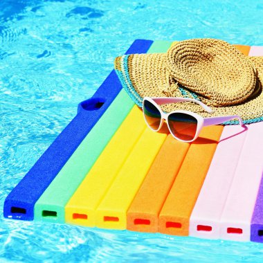 Havuzu ve temiz su ile tembel. Seyahat ve tatil için yaz arka plan.