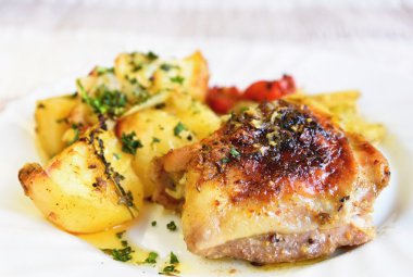 Patates ve sebzeli kızarmış tavuk..