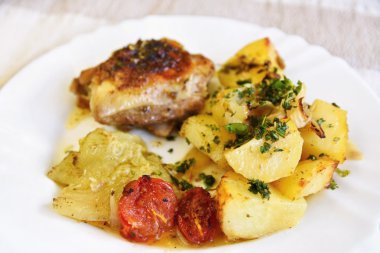 Patates ve sebzeli kızarmış tavuk..