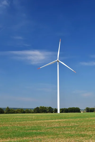 Еко енергії. Вітряних турбін для альтернативної енергетики. — стокове фото